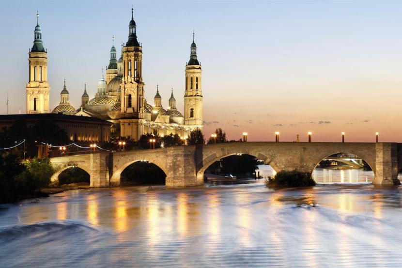Zaragoza Y Sus 2 Catedrales Apartment Luaran gambar